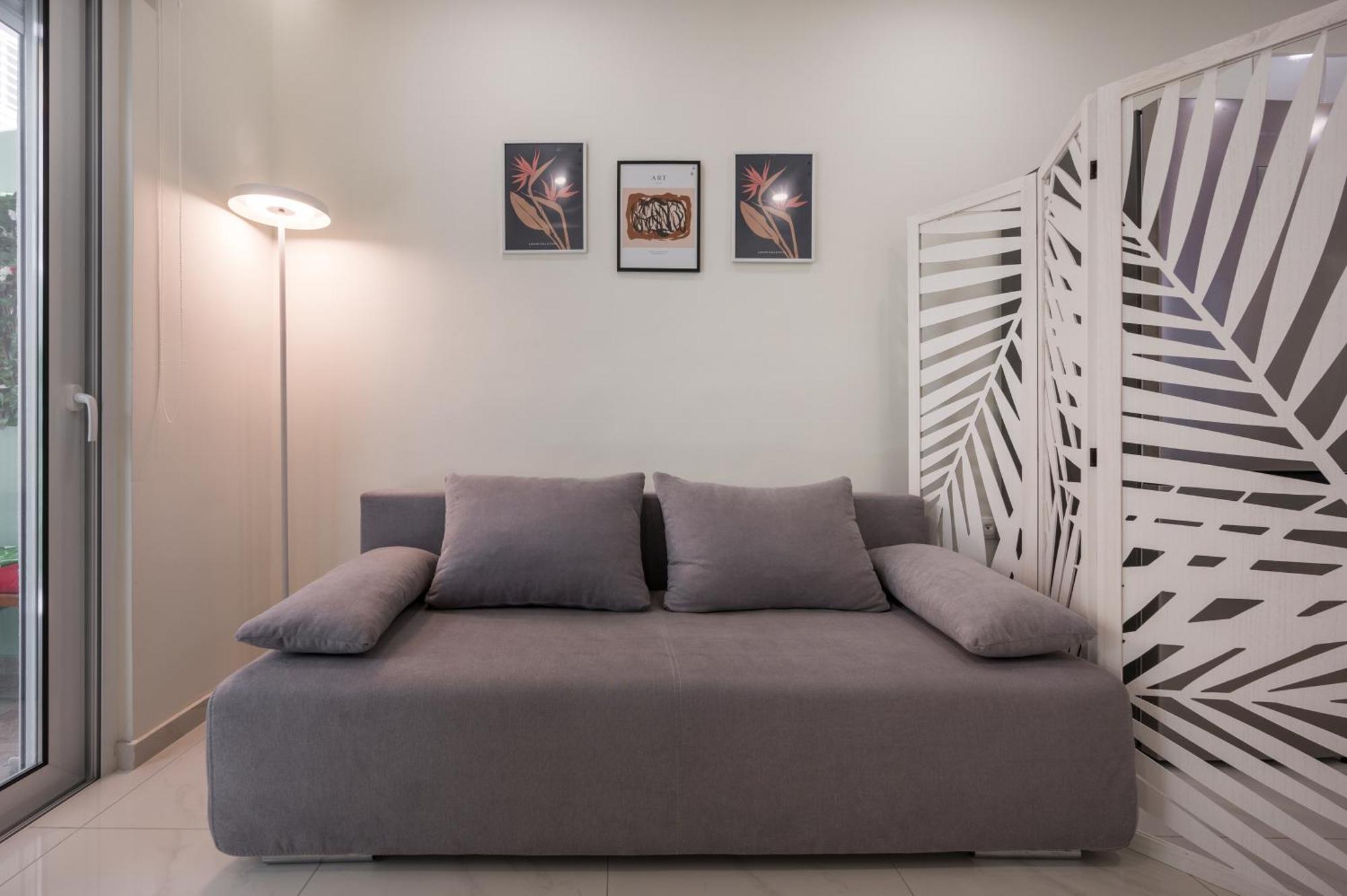 Luxury Pearl, Steps To The *