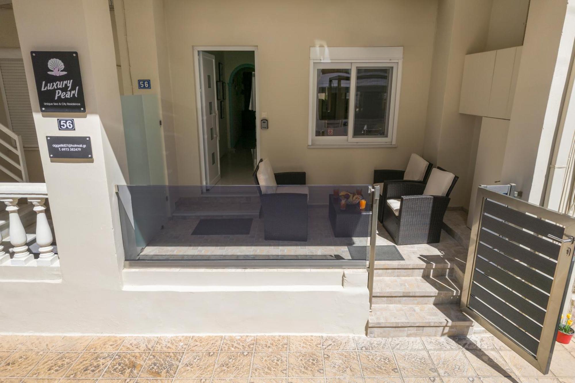 Luxury Pearl, Steps To The *