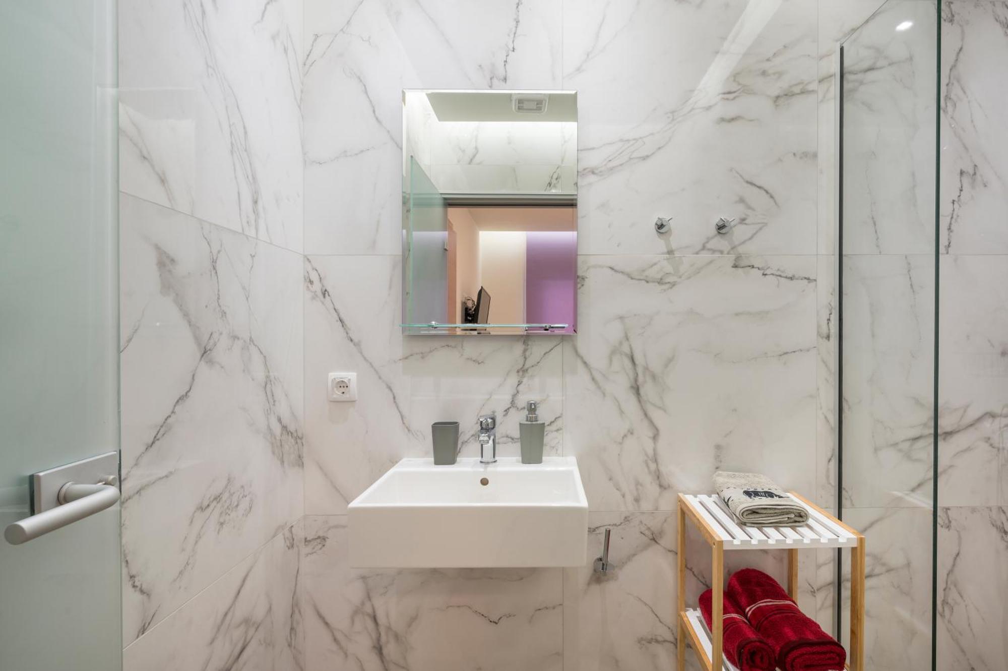 Luxury Pearl, Steps To The *